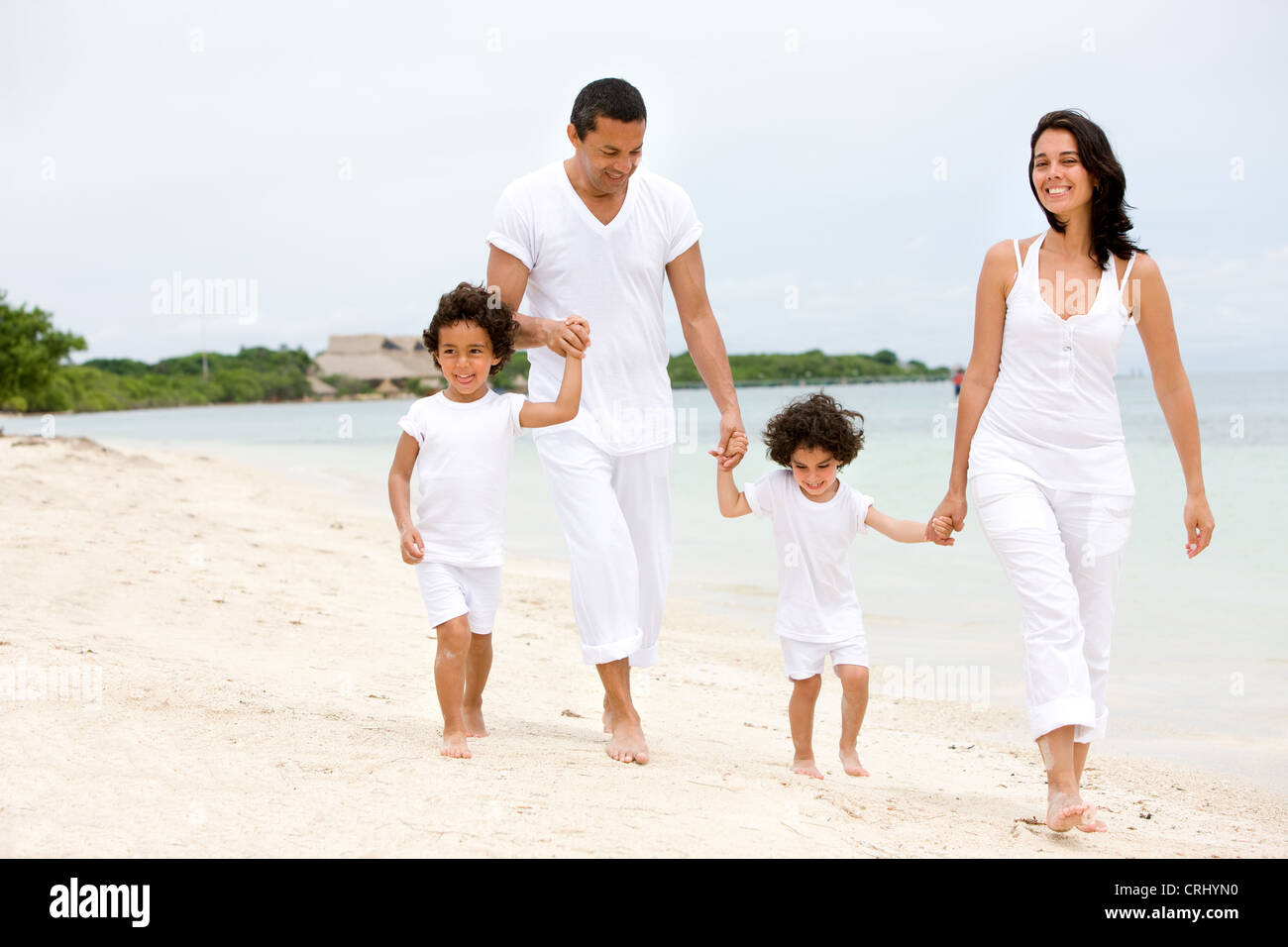 Famille Heureuse Maman Et Papa Avec Leurs Deux Enfants En Vacances De