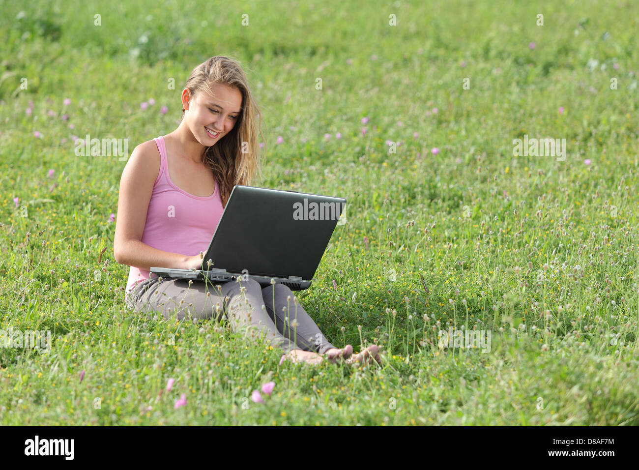 Belle Fille De L Adolescence Avec Un Ordinateur Portable Sur L Herbe D