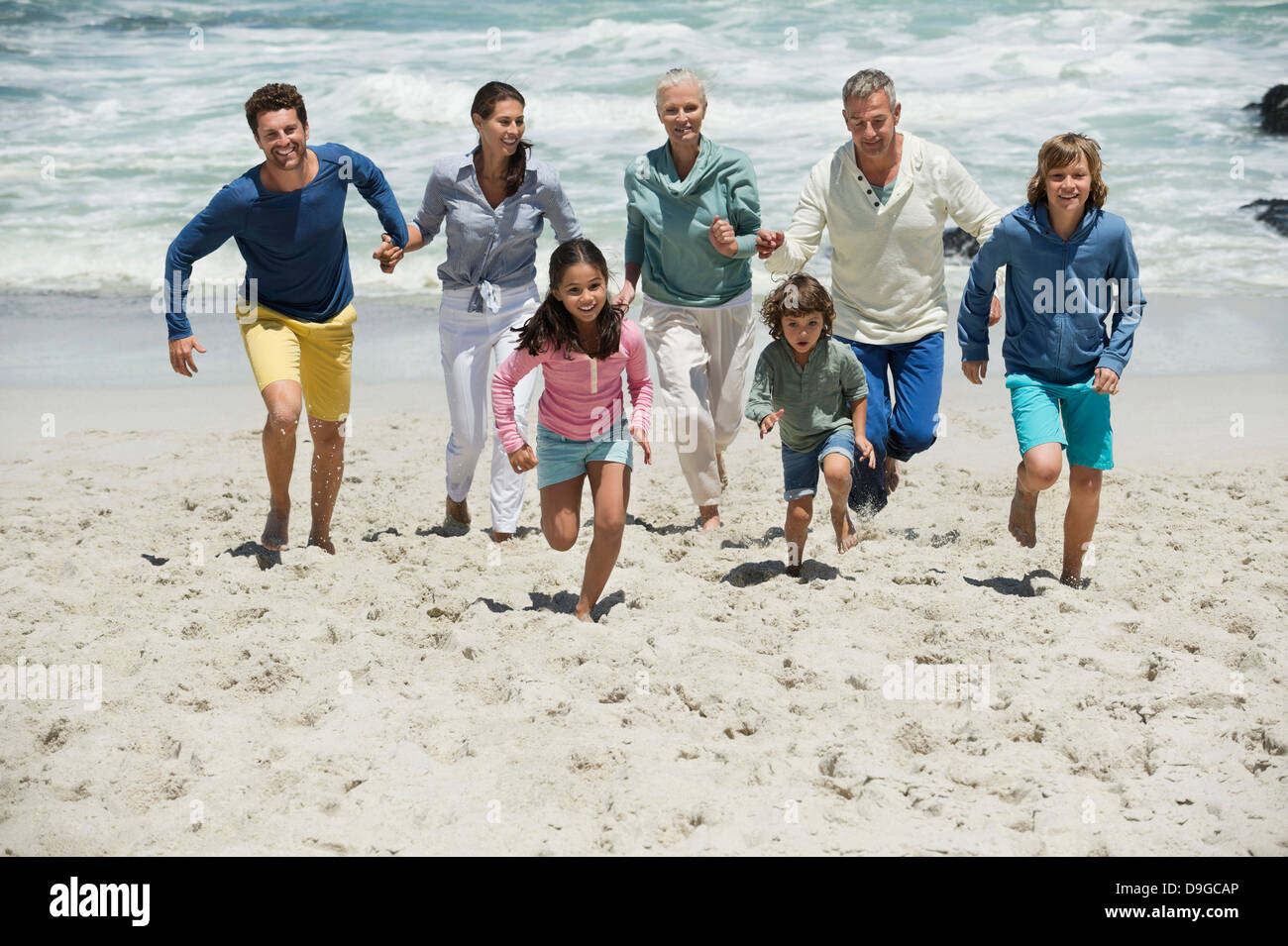 Famille Qui Court Sur La Plage Banque De Photographies Et Dimages