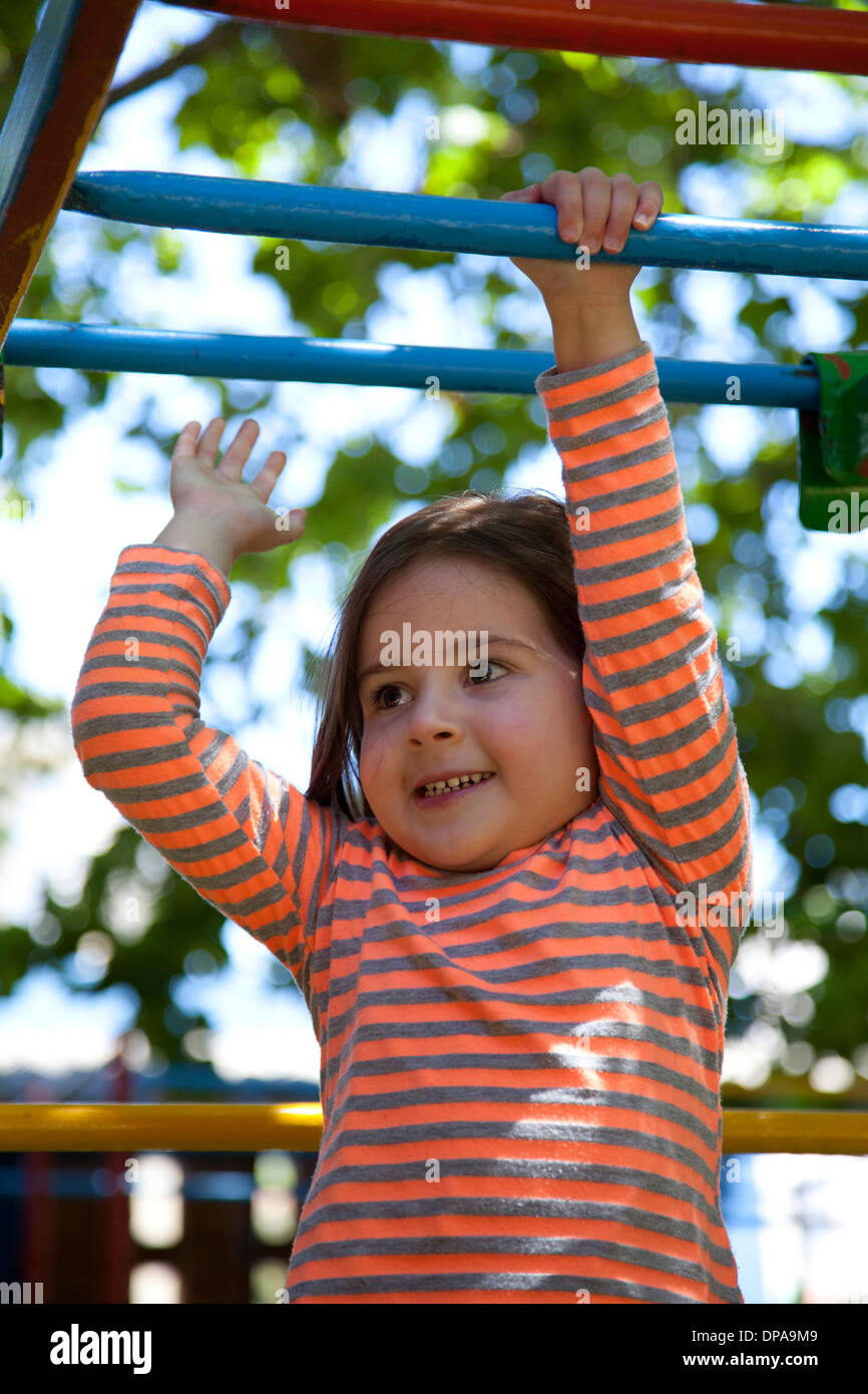 Bars Enfant Fille Aire De Jeux Banque De Photographies Et Dimages