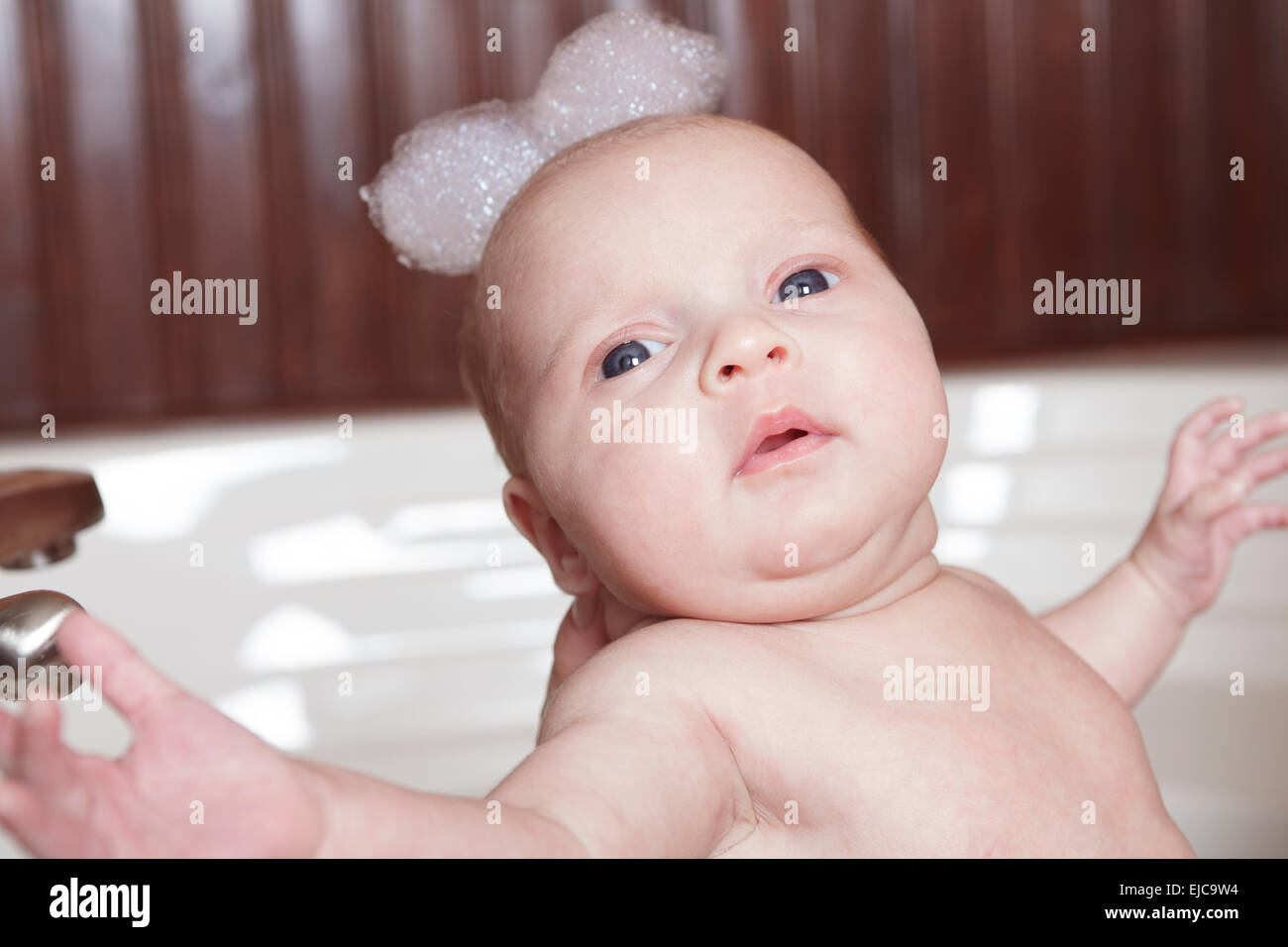 Petite fille qui prend sa douche Banque de photographies et dimages à