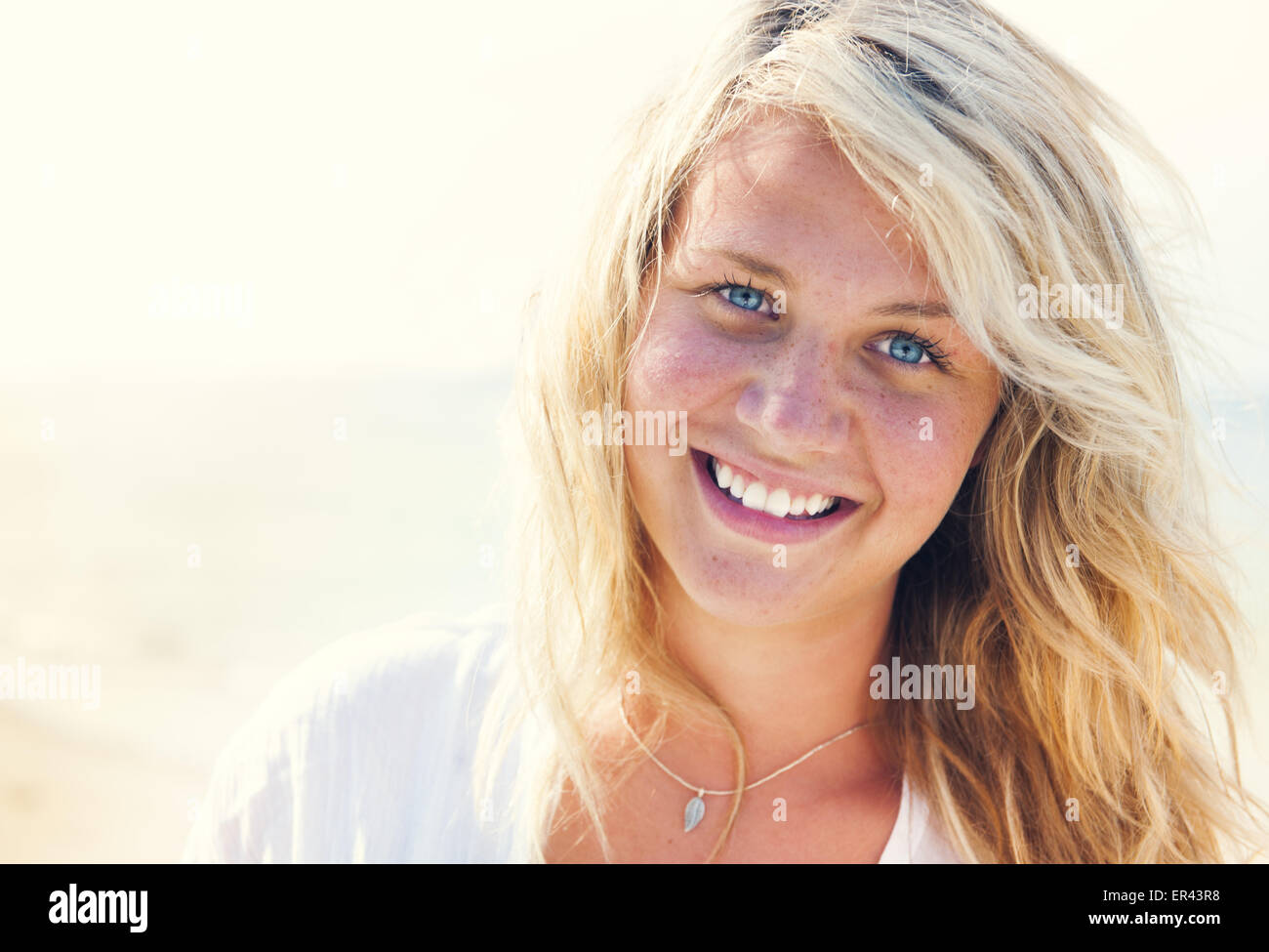 Femme Blonde Relaxante Dans La Mer Banque De Photographies Et Dimages