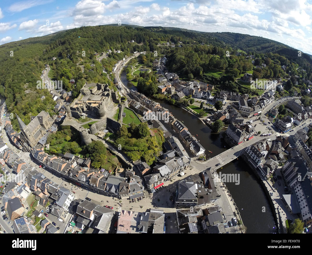 Vue aérienne sur la ville belge de La Roche en Ardenne avec ruines de