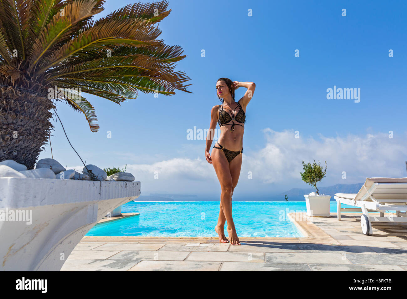 Femme en bikini bleu bronzer Banque de photographies et dimages à