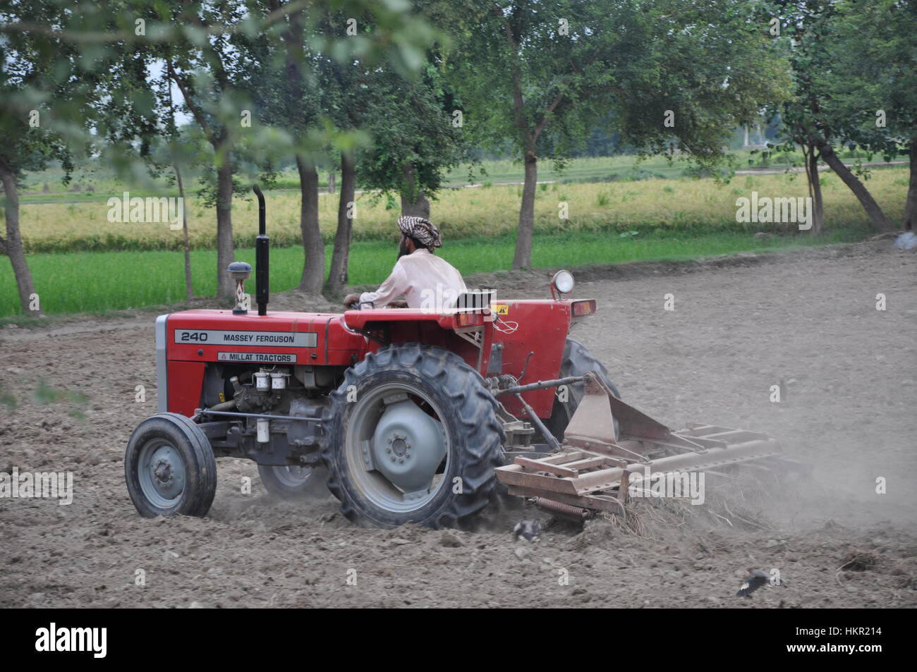 Vieux Tracteurs Labourant Les Champs Banque De Photographies Et D