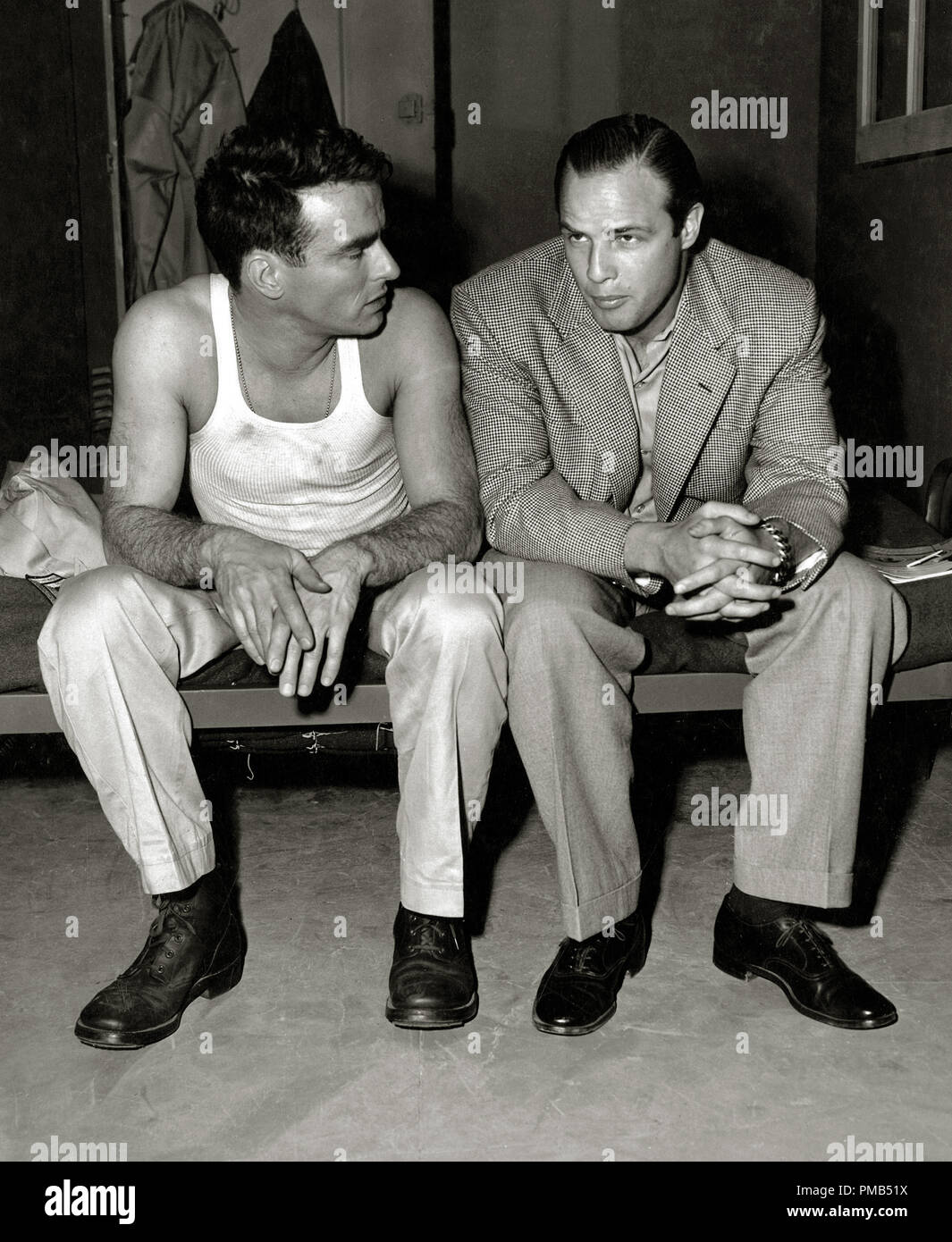 Montgomery Clift Et Marlon Brando Lors D Une Pause Dans Le Tournage