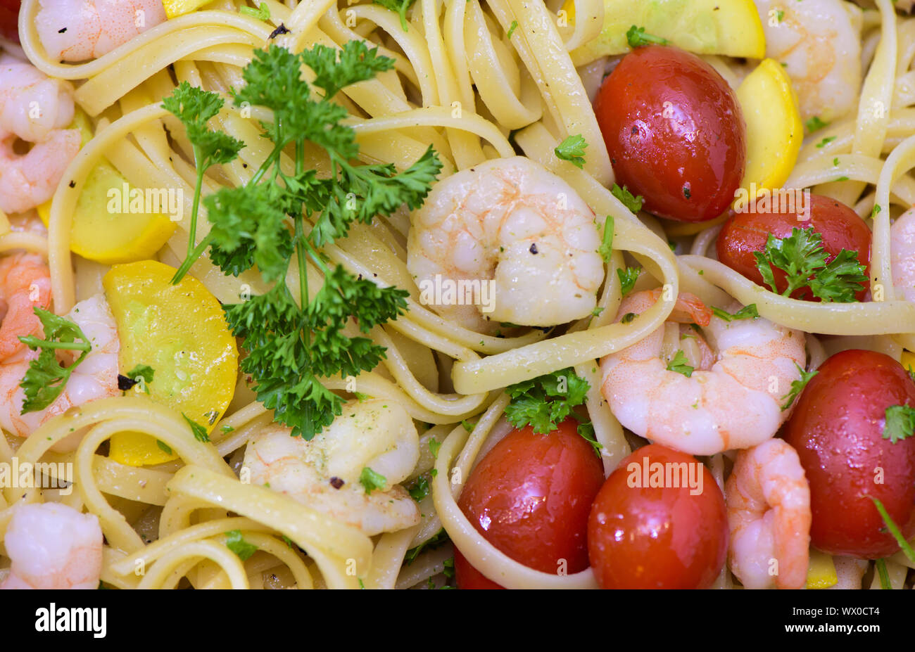 Spaghetti rucola et crevettes Banque de photographies et dimages à