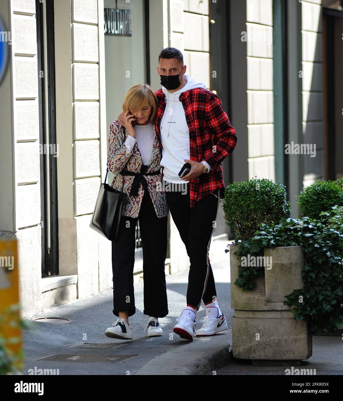 Milano Pierluigi Gollini A Pranzo Con Sua Madre Nel Centro Pierluigi