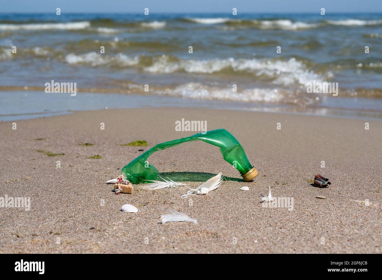 Inquinamento Della Costa Con Bottiglie Di Plastica Spazzatura Sulla