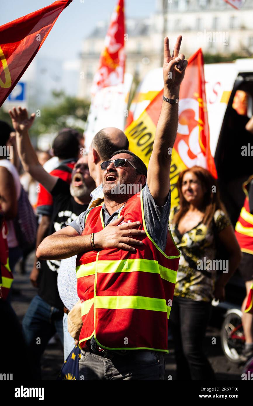 Un Manifestante Compie Un Gesto Durante La Manifestazione Contro La