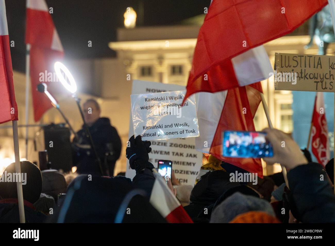 Un Manifestante Tiene Un Cartello Che Legge I Prigionieri Politici