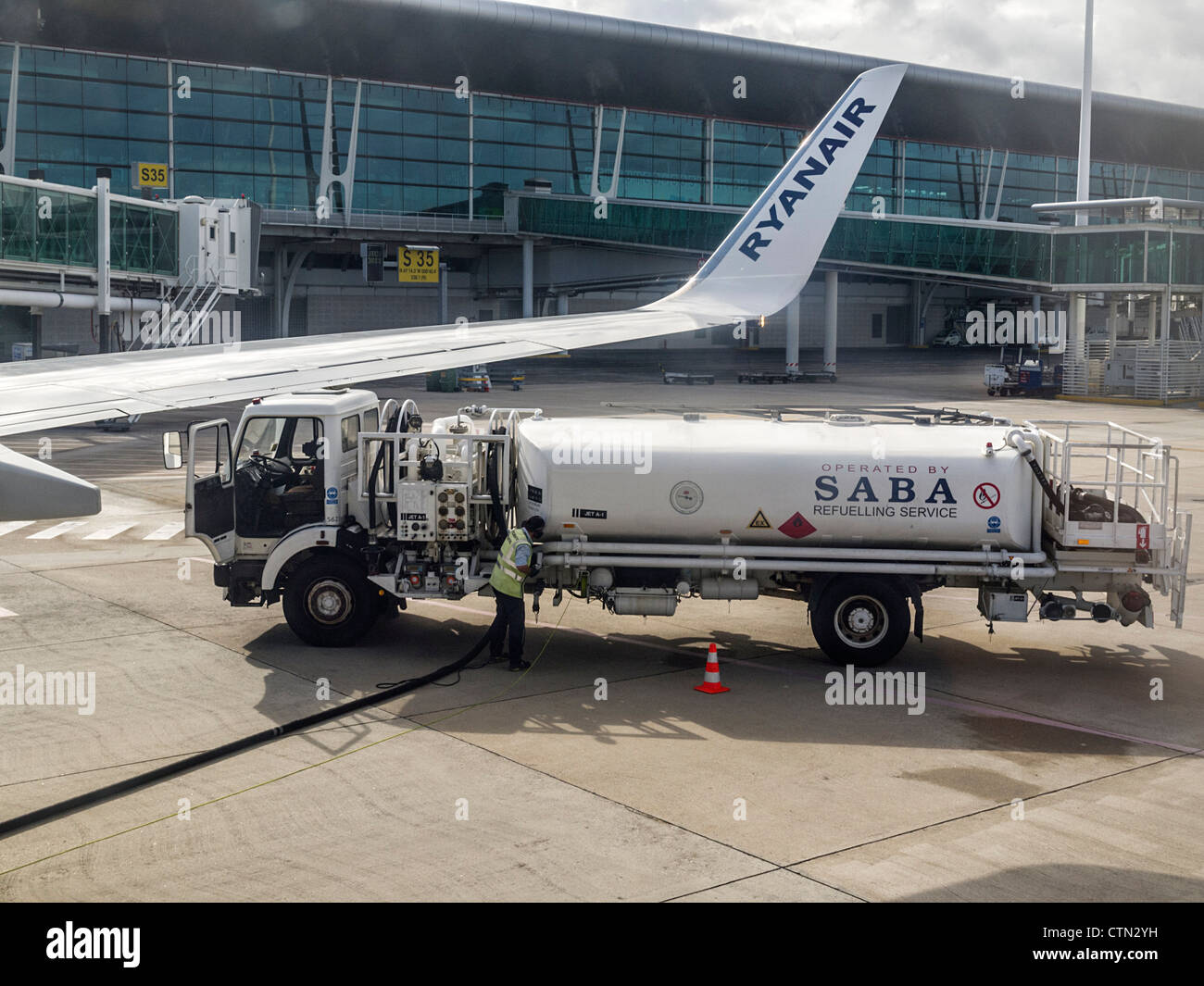 Riempiendo L Aereo Con Il Gas Immagini E Fotografie Stock Ad Alta