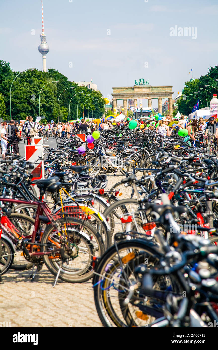 Brandenburg gate bike bikes bicyles pedal powercycling transport berlin ...
