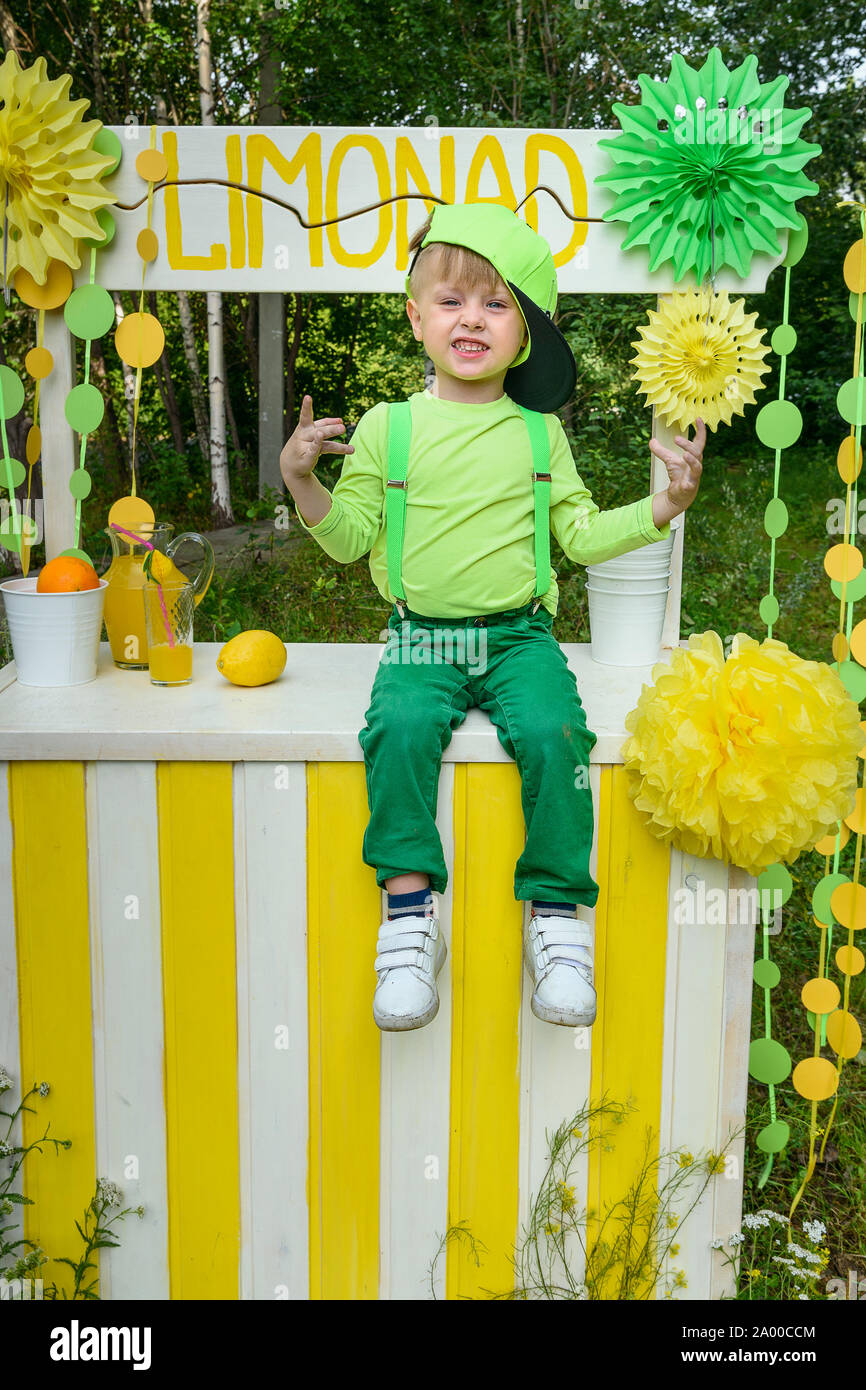 https://c8.alamy.com/comp/2A00CCM/little-boy-sitting-on-lemonade-stand-in-park-in-summer-day-2A00CCM.jpg