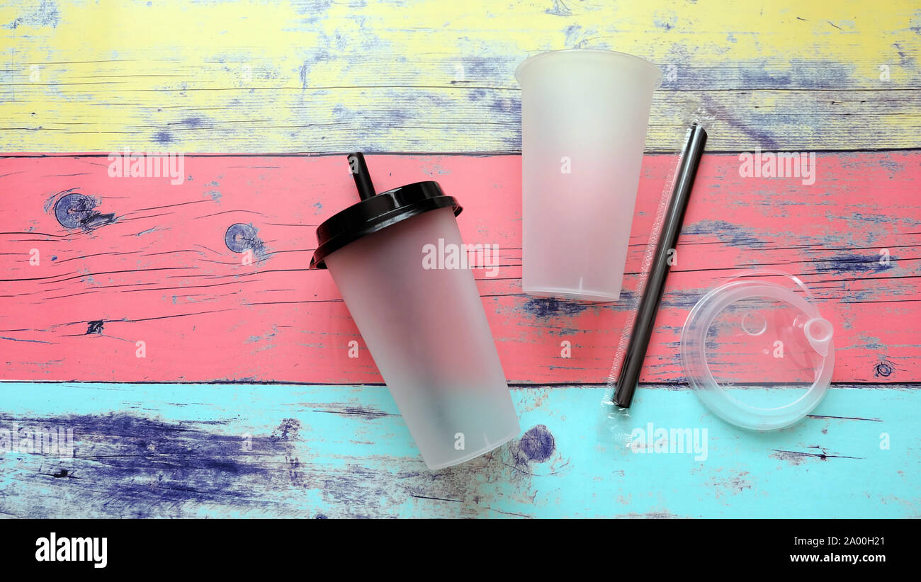 https://c8.alamy.com/comp/2A00H21/flat-lay-of-two-semi-transparent-disposable-takeaway-beverage-cups-with-straws-and-lids-2A00H21.jpg