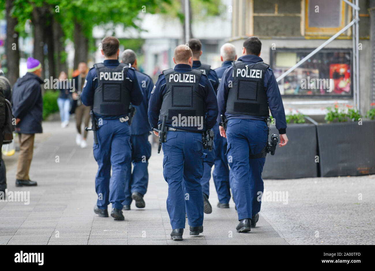 Polizisten, Yorckstrasse, Kreuzberg, Berlin, Deutschland Stock Photo