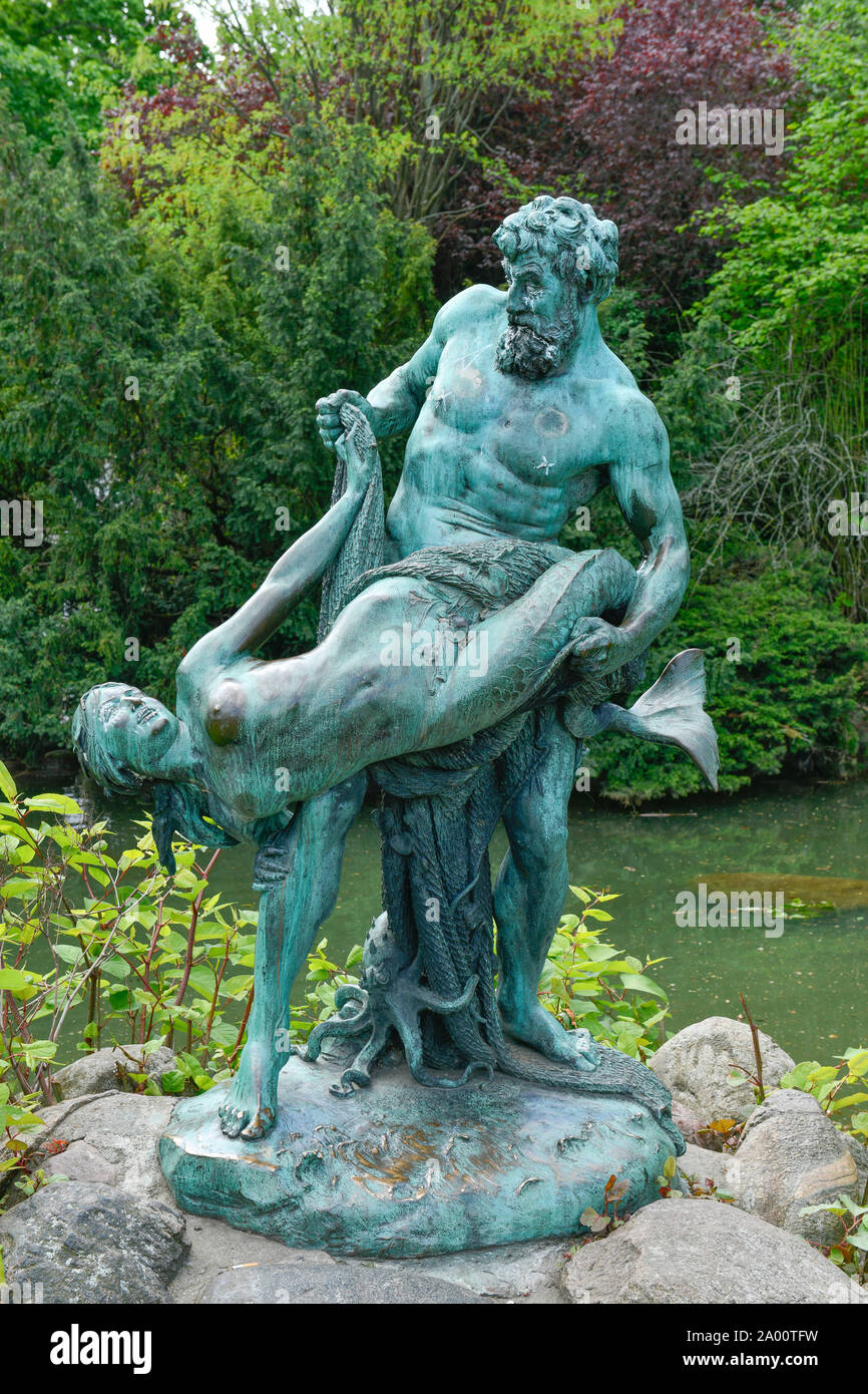 Der seltene Fang, Bronzeskulptur von Ernst Herter, See am Wasserfall, Viktoriapark, Kreuzberg, Berlin, Deutschland Stock Photo