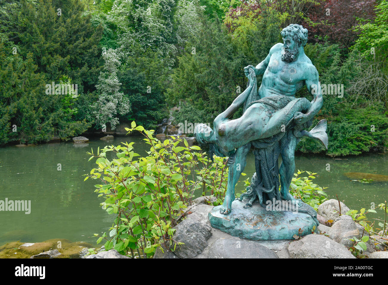 Der seltene Fang, Bronzeskulptur von Ernst Herter, See am Wasserfall, Viktoriapark, Kreuzberg, Berlin, Deutschland Stock Photo