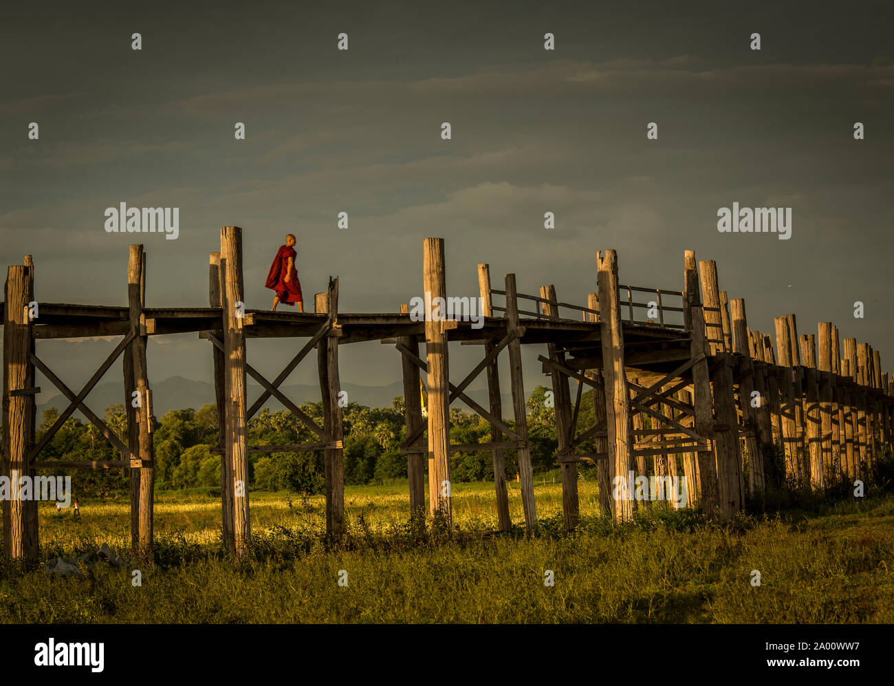 Wooden bridge myanmar hi-res stock photography and images - Alamy