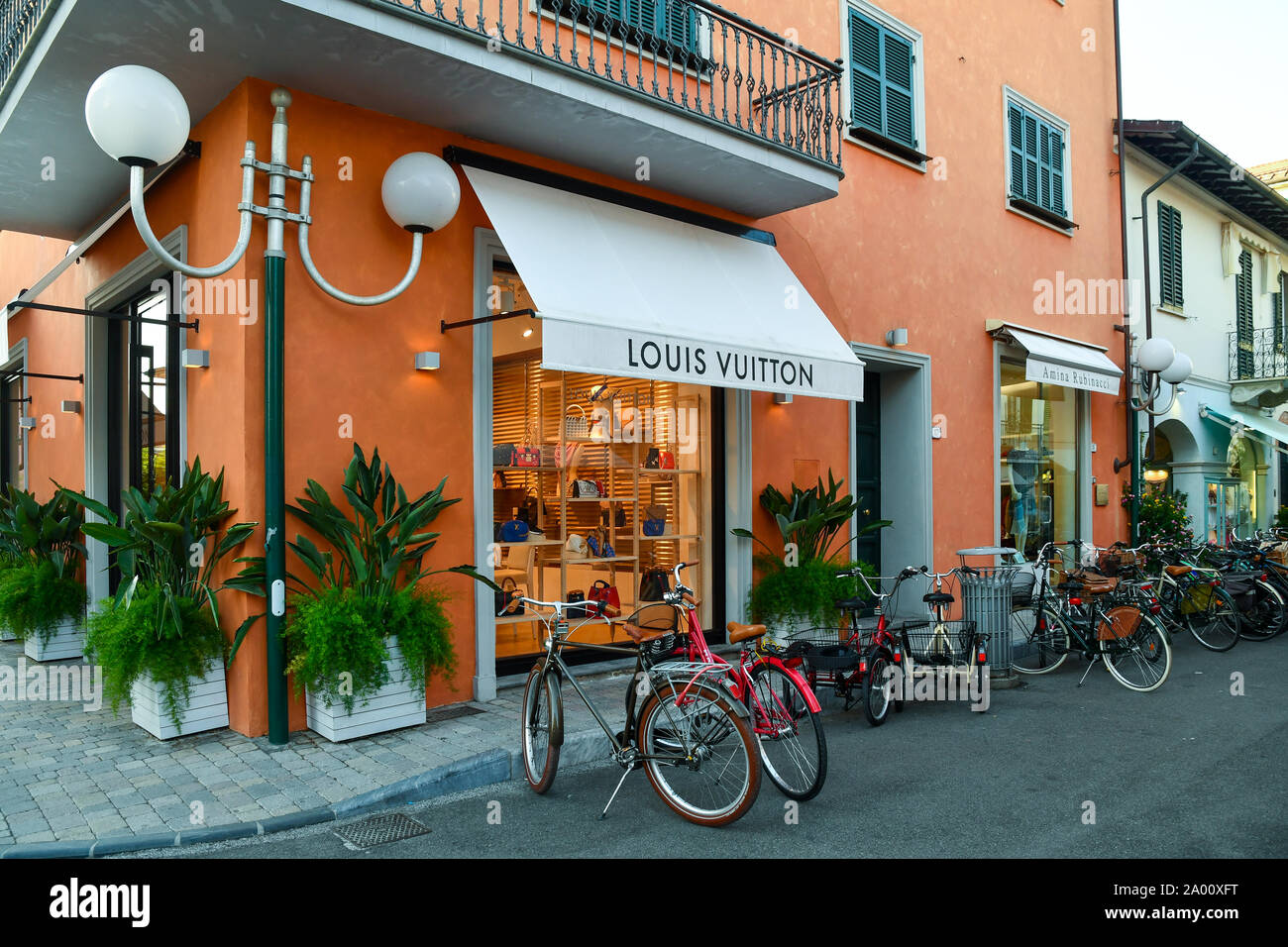 Exterior of the Louis Vuitton luxury fashion store in the centre of Forte  dei Marmi with parked bicycles, Lucca, Tuscany, Versilia, Italy Stock Photo  - Alamy