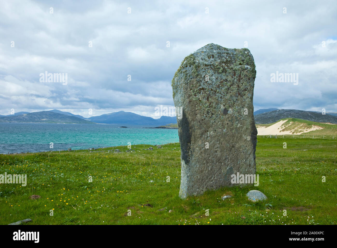 Monolito prehistórico Steineagaidh. Standing Stone Steineagaidh. Scarista. Sound of Taransay. South Harris Island. Outer Hebrides. Scotland, UK Stock Photo