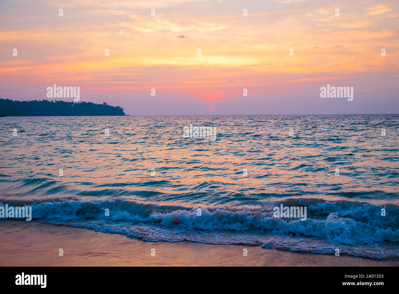 Clear water waves hi-res stock photography and images - Alamy