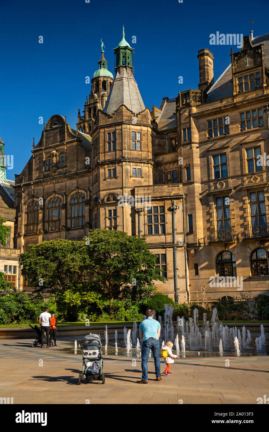 UK, Yorkshire, Sheffield, Peace Gardens, visitors at Town Hall fountain in sunshine Stock Photo