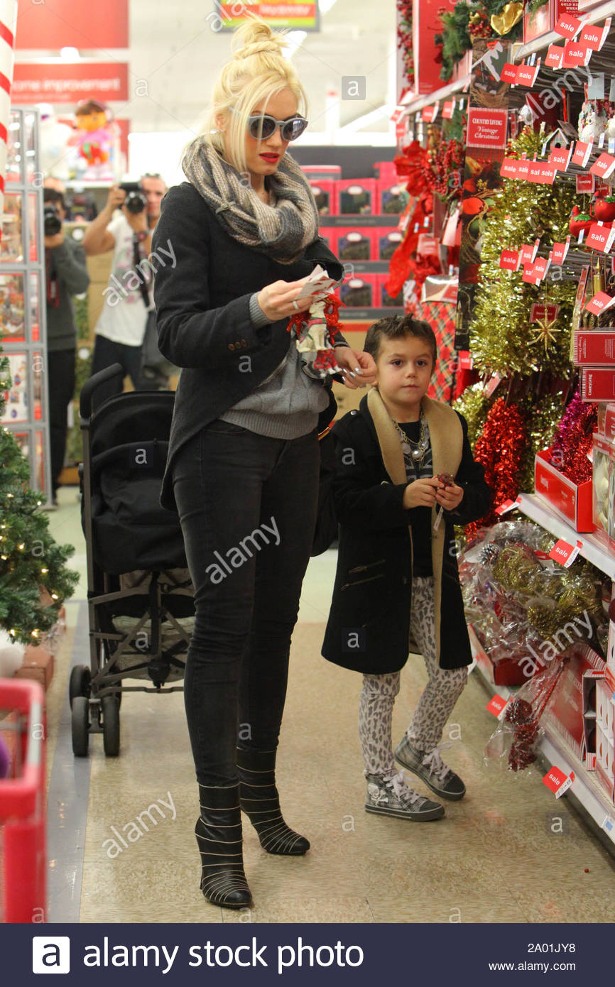 Studio City Ca Gwen Stefani And Her Two Little Helpers