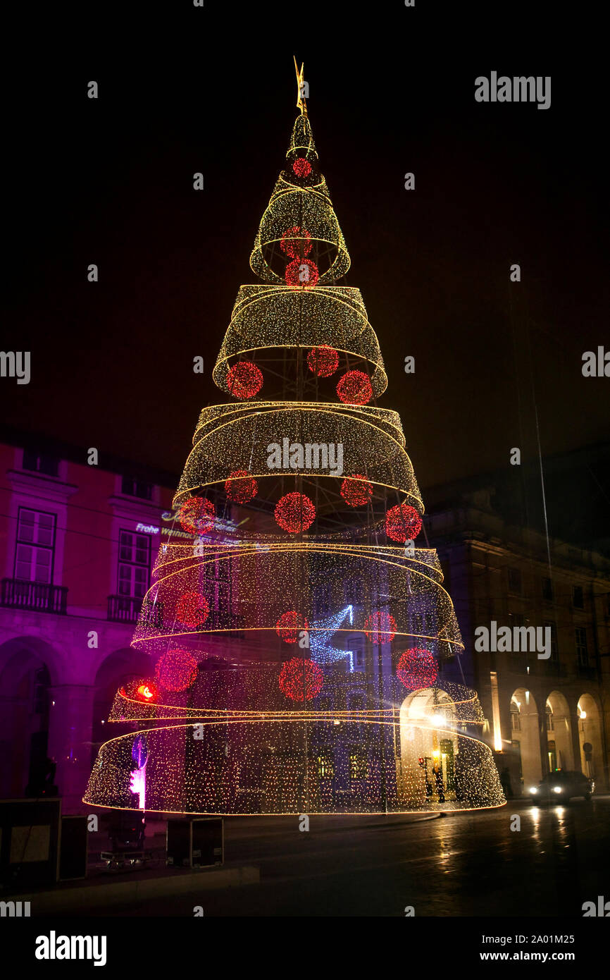 LISSABON - Lampjes vormen het contour van een feestelijk verlichte kerstboom op het Praca do Commercio. ANP COPYRIGHT JURRIAAN BROBBEL Stock Photo