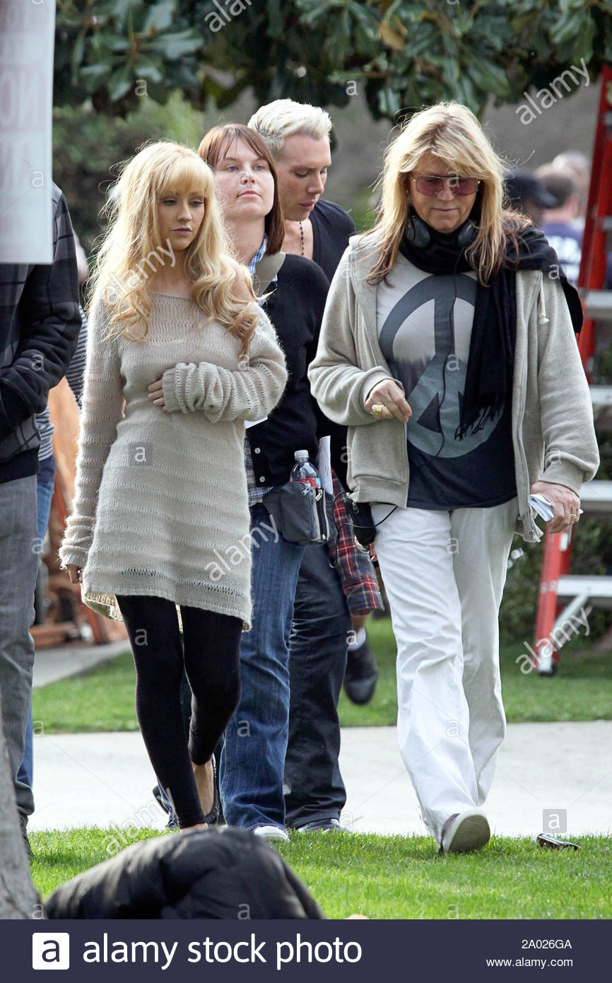 Los Feliz Ca Christina Aguilera Sheds A Few Smiles While