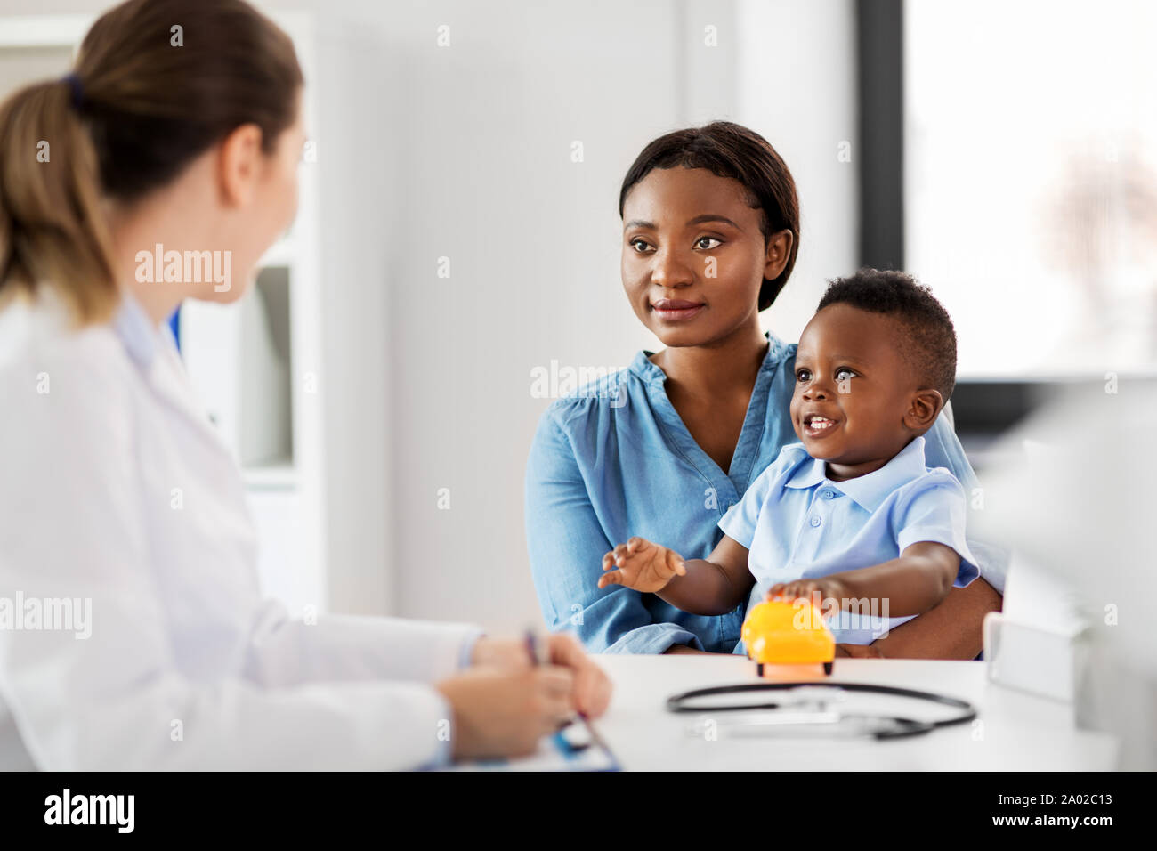 Black mother and son at doctor hi-res stock photography and images - Alamy