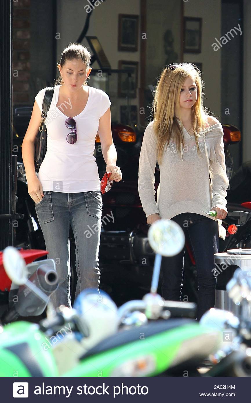 Hollywood Ca Avril Lavigne And A Girlfriend Check Out A Few