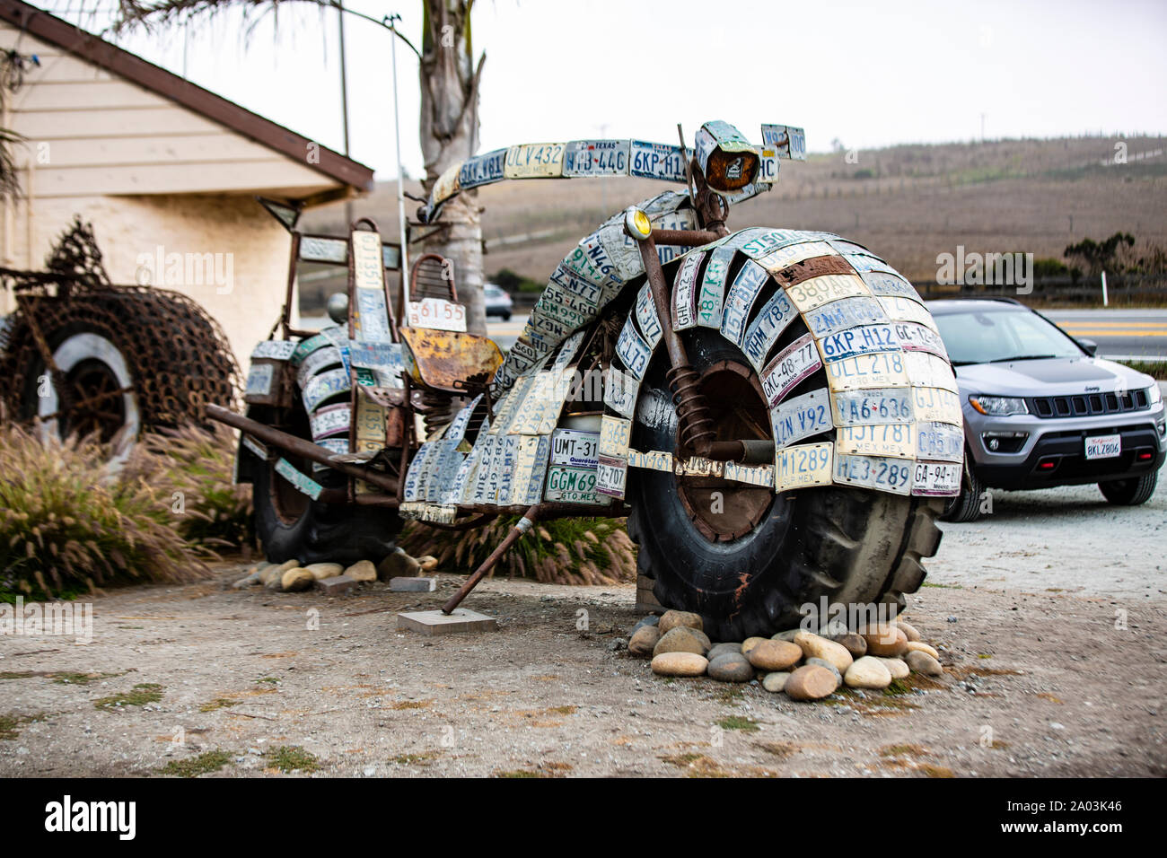 Ein überdimensionales Motorrad aus Nummernschildern hat sich ein Bastler aus Moss Landing in Kalifornien vor seine Tür gestellt. Das Riesenbike wirkt Stock Photo