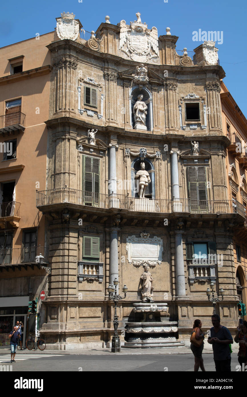 Building of Quattro canti square in Palermo Stock Photo - Alamy
