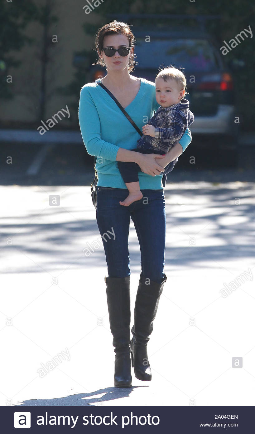 Pasadena Ca The New Mom January Jones Stepped Out In Pasadena