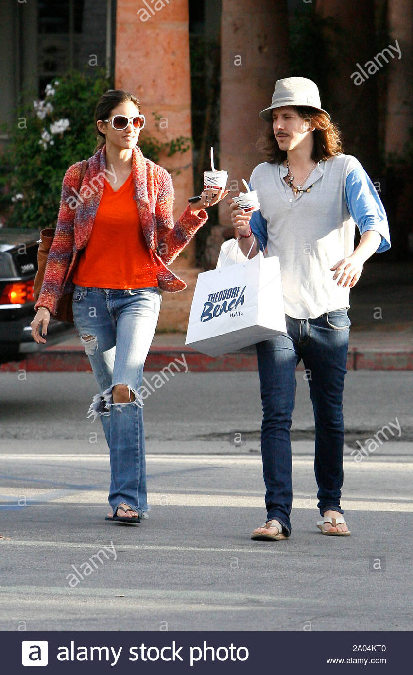 Cisco Adler is back to his old tricks. While out with a beautiful young  woman, Cisco treats her to a scoop of ice cream after doing some shopping.  Cisco has a number