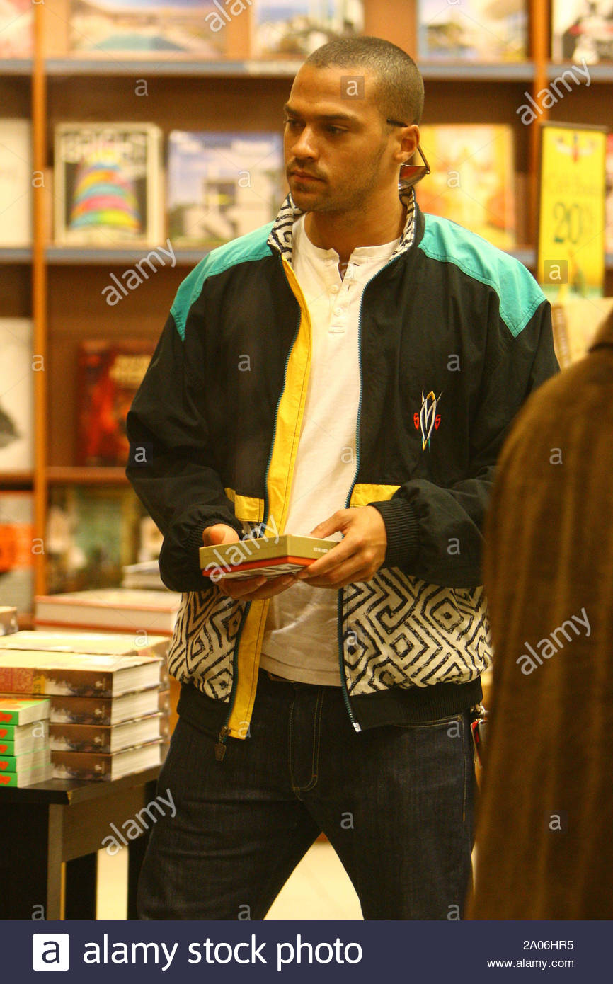 Los Angeles Ca Actor Jesse Williams Picks Up A Few Books While Shopping With A Friend Jesse Recently Accepted A Role As Dr Jackson Avery On Grey S Anatomy You May Also