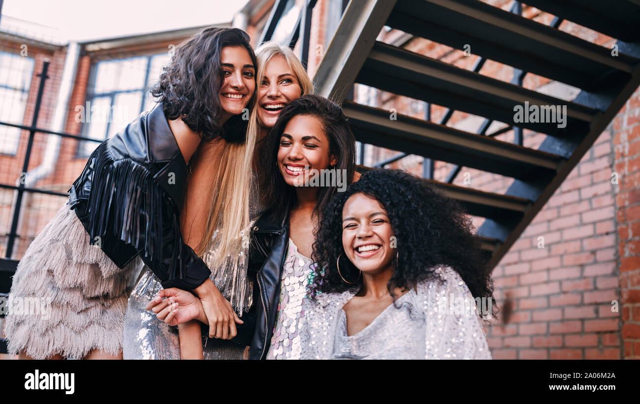 Group of female friends laughing hi-res stock photography and images ...