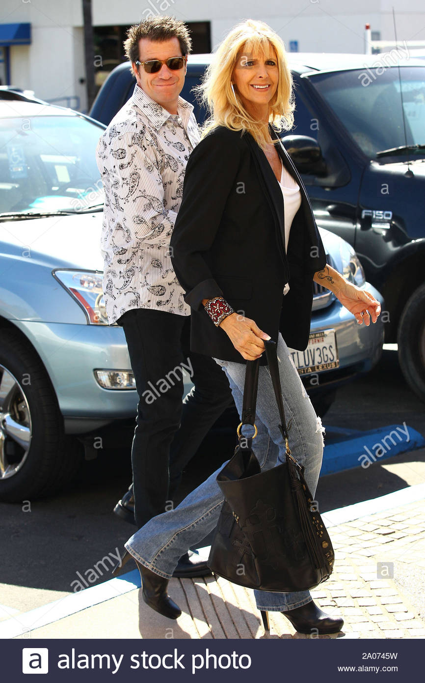 Calabasas Ca Kim Kardashian Gets Together With Leann Rimes And Howie Mandel This Afternoon For An Afternoon Lunch With Pastor Brad Johnson From Life Change Community Church At Riviera Restaurant The
