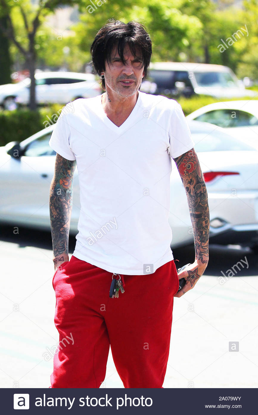 Calabasas Ca Tommy Lee Makes His Way Into The Calabasas Commons This Afternoon Sporting A New Hair Cut And New Car The Bad Boy Drummer Drove His New Hybrid Fisker Karma