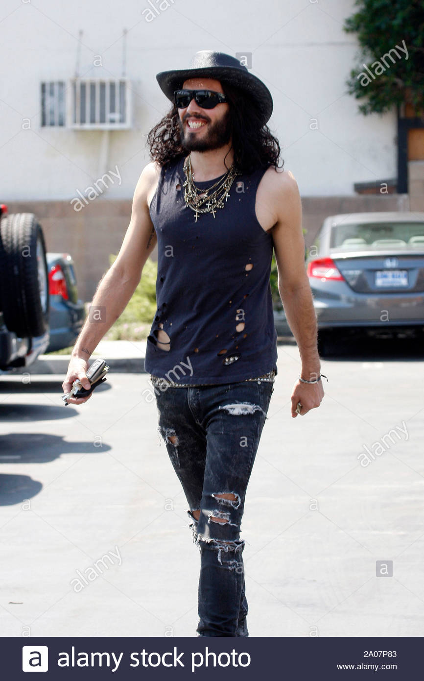 West Hollywood Ca Russell Brand Keeps Healthy By Shopping At