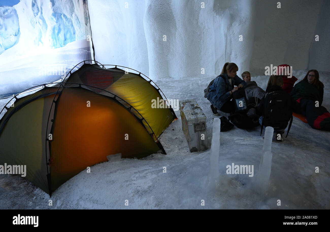 Bremerhaven, Germany. 19th Sep, 2019. Yette, Damon, Marlene, Nico and Aaron  spread out their sleeping mats and sleeping bags in the Antarctic climate  zone to rehearse an overnight stay. The Klimahaus supports