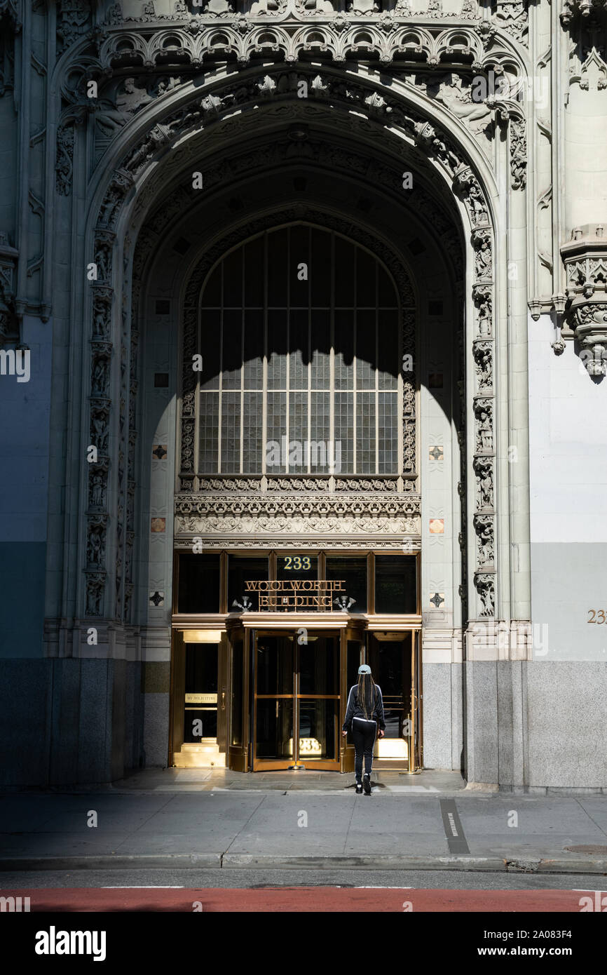 Das Woolworth Gebäude befindet sich am Broadway. Es wurde zwischen 1910 und 1913 erbaut. Auf dem Foto sieht man die Eingangstür, die Rahmen sind in Go Stock Photo