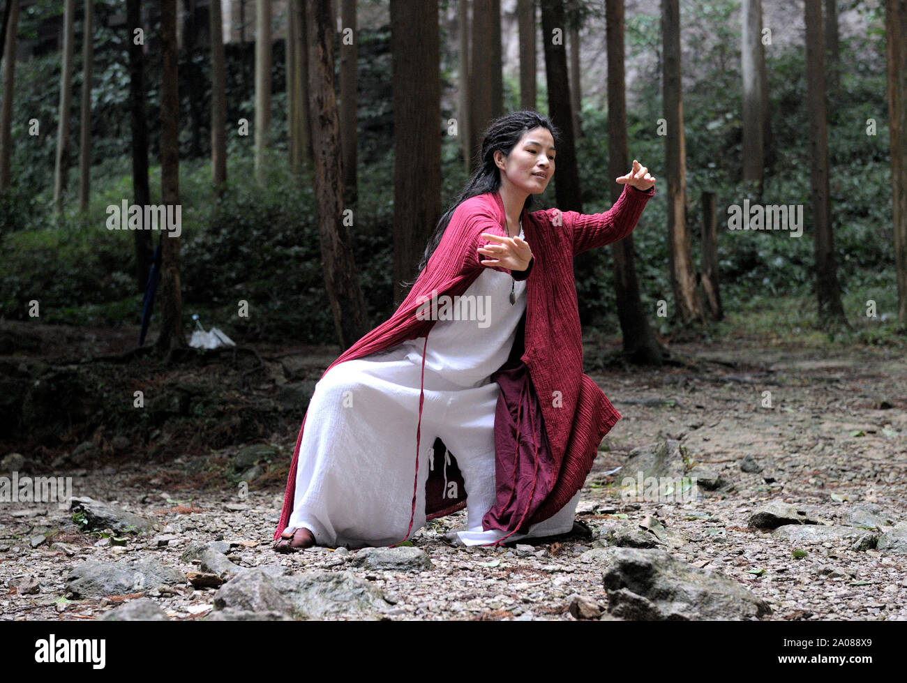 Traditional chinese dance hi-res stock photography and images - Alamy