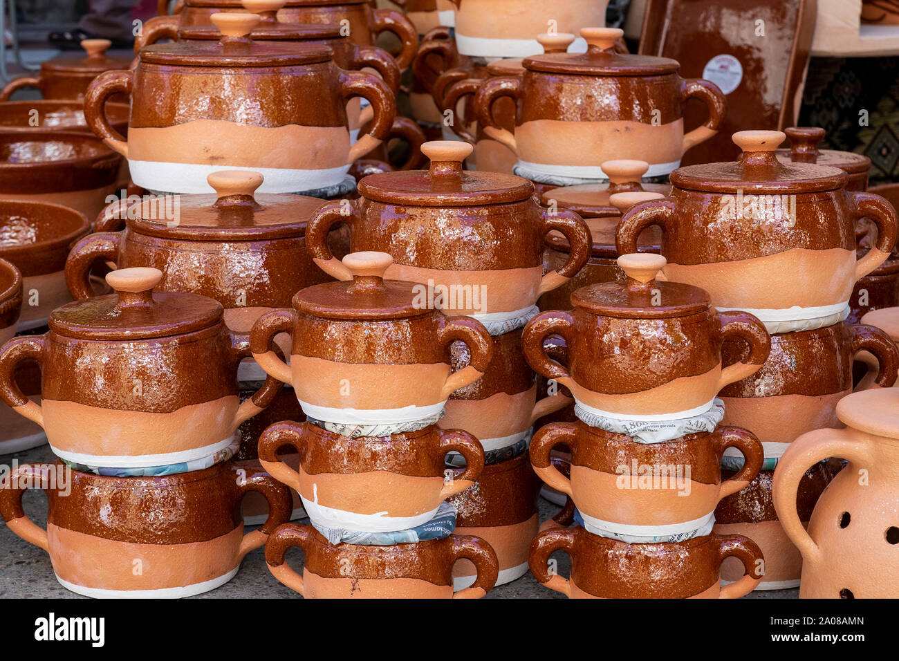 typical clay pots from the Spanish area of Pereruela, (Zamora Stock Photo -  Alamy