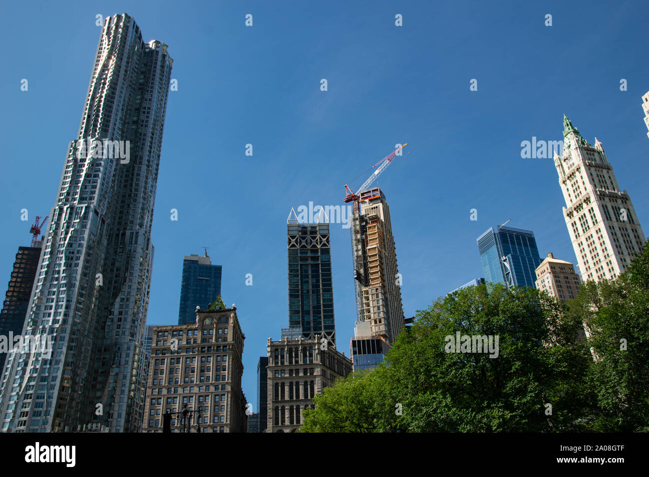 Ganz rechts ist das Woolworth Building zu sehen, ganz links das Gehry Gebäude. An einem Haus in der Mitte wird noch gebaut. Stock Photo