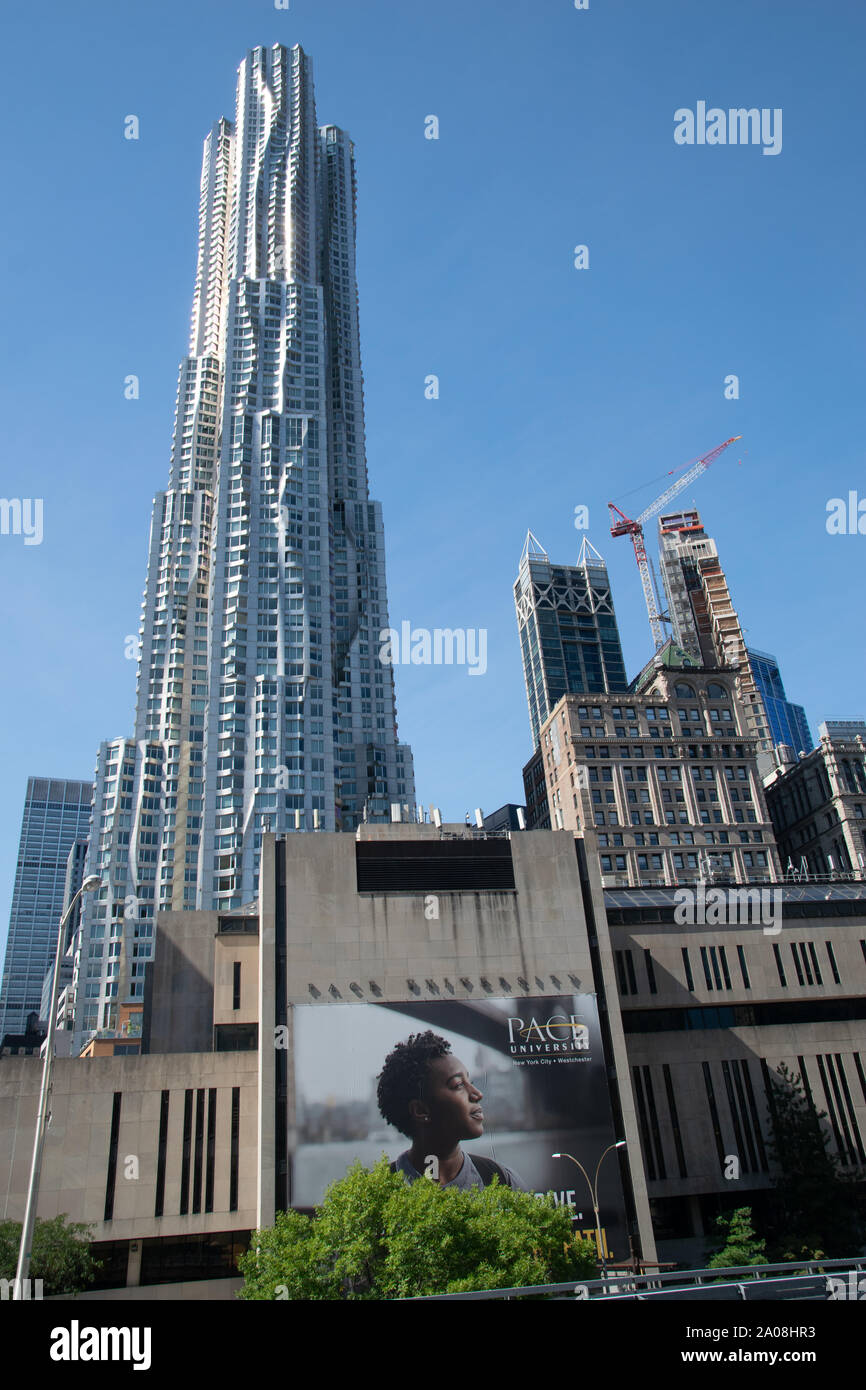 Werbung für die Pace University, dahinter das imposante moderne Gehry Gebäude, auch Beekman Tower gennannt Stock Photo