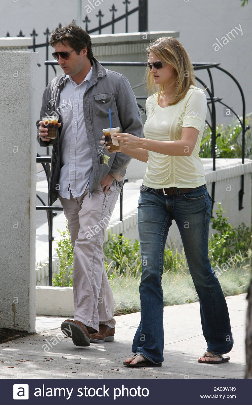Luke Wilson And Girlfriend Pick Up A Couple Iced Coffees At Peet S Coffee In Brentwood Ca Today Luke Can Next Be Seen In The Movie Middle Men With Giovani Ribisi And Again