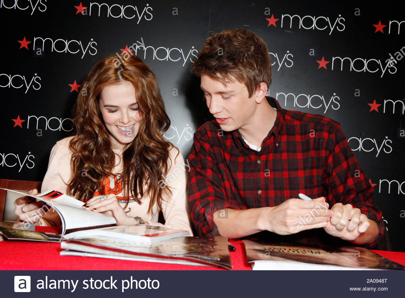 Cherry Hills Nj Young Actors Zoey Deutch And Thomas Mann Sign The New Beautiful Creatures Book