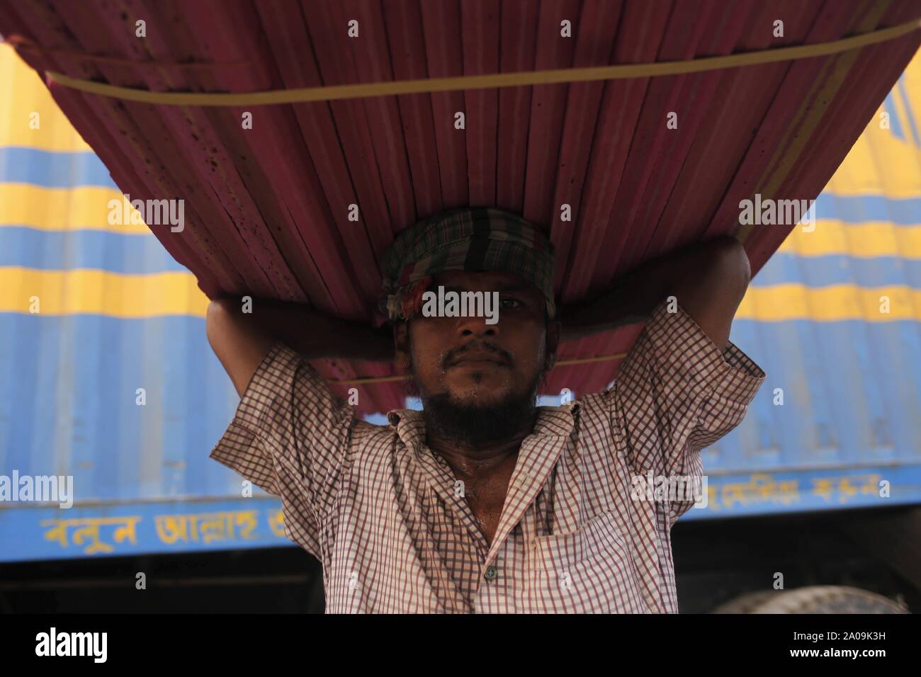 Dhaka, Bangladesh. 20th Sep, 2019. A labor delivers foam boards on his head near Wiseghat, countries biggest wholesale market in the bank of the Buriganga River. Credit: MD Mehedi Hasan/ZUMA Wire/Alamy Live News Stock Photo
